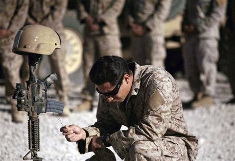 Americký voják uctívá památku zabitého kolegy. Loni v Afghánistánu zahynulo 500 Amerian a koaliních voják.